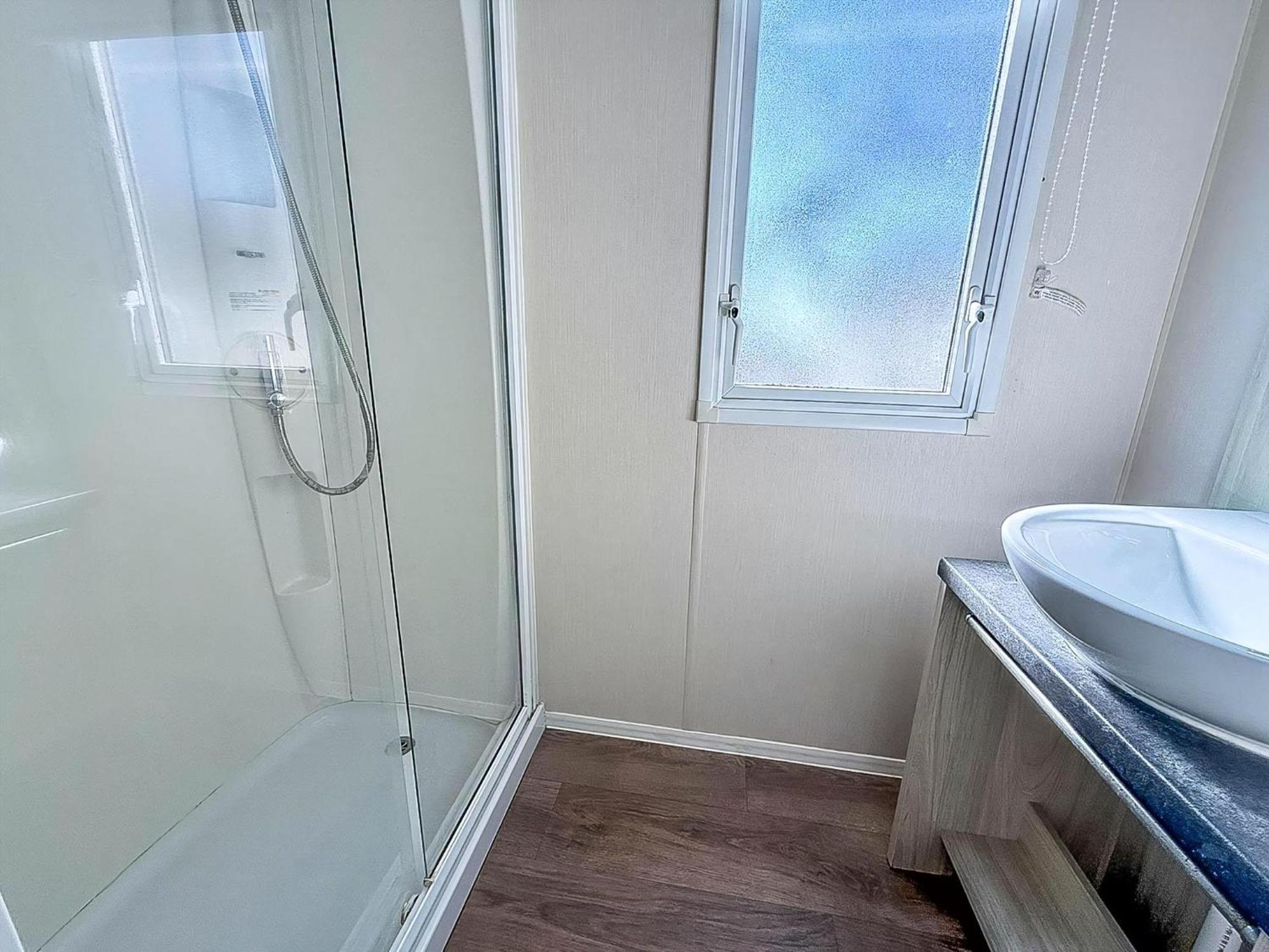 8 Berth Caravan For Hire At St Osyth Beach Ref 28047R Клактън он Сий Екстериор снимка