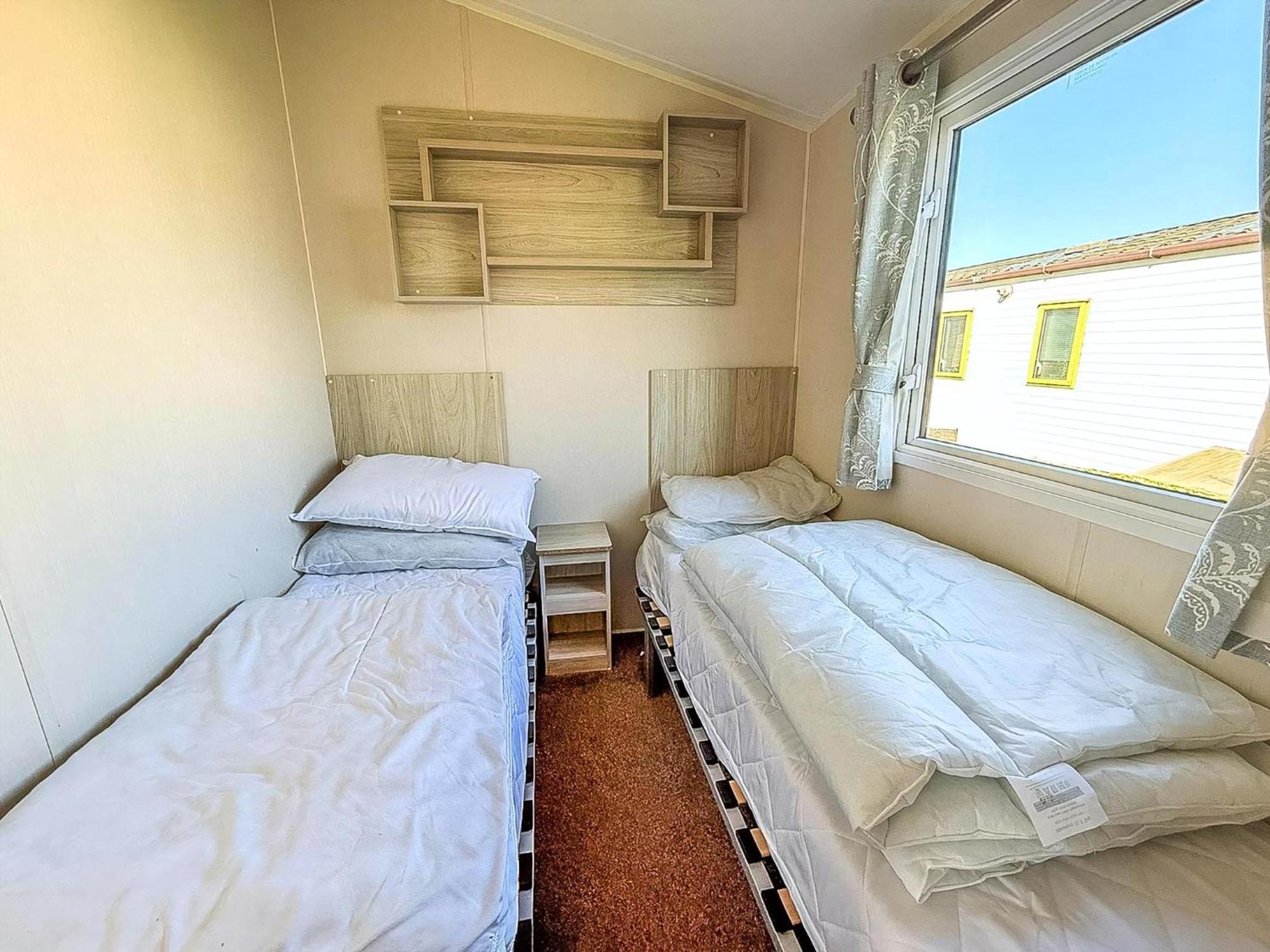 8 Berth Caravan For Hire At St Osyth Beach Ref 28047R Клактън он Сий Екстериор снимка