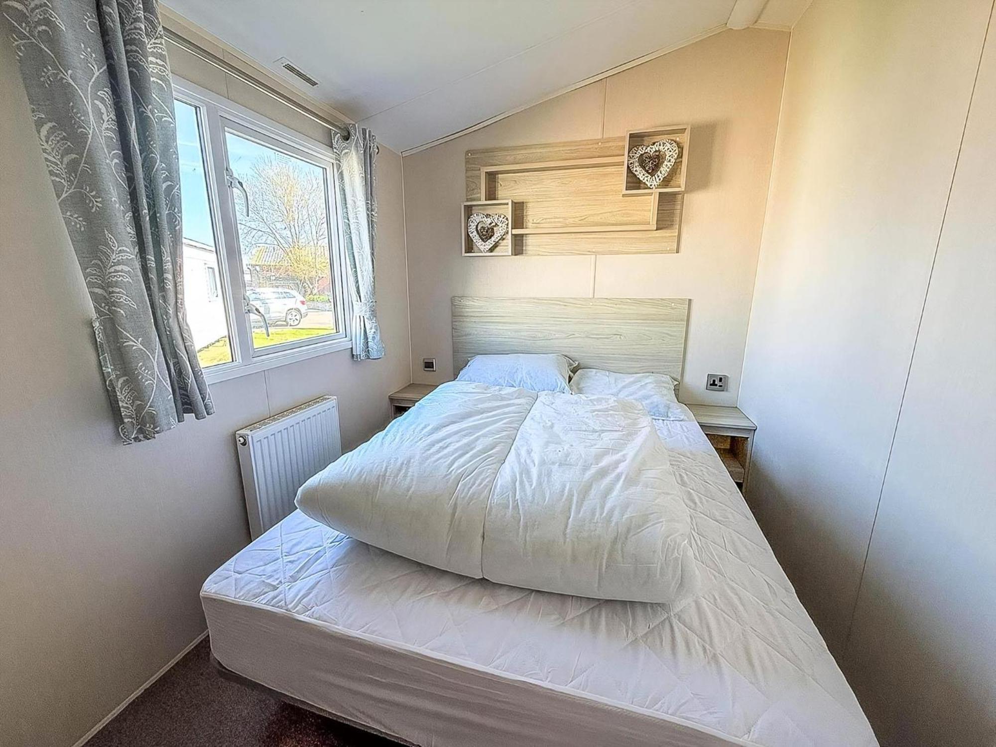 8 Berth Caravan For Hire At St Osyth Beach Ref 28047R Клактън он Сий Екстериор снимка