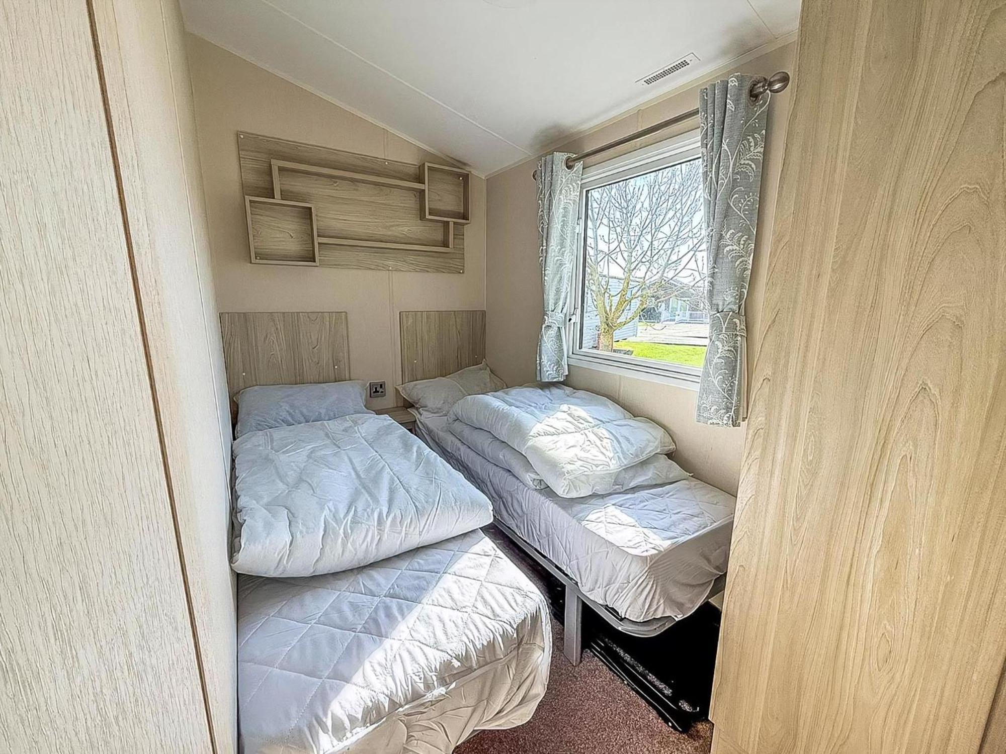 8 Berth Caravan For Hire At St Osyth Beach Ref 28047R Клактън он Сий Екстериор снимка