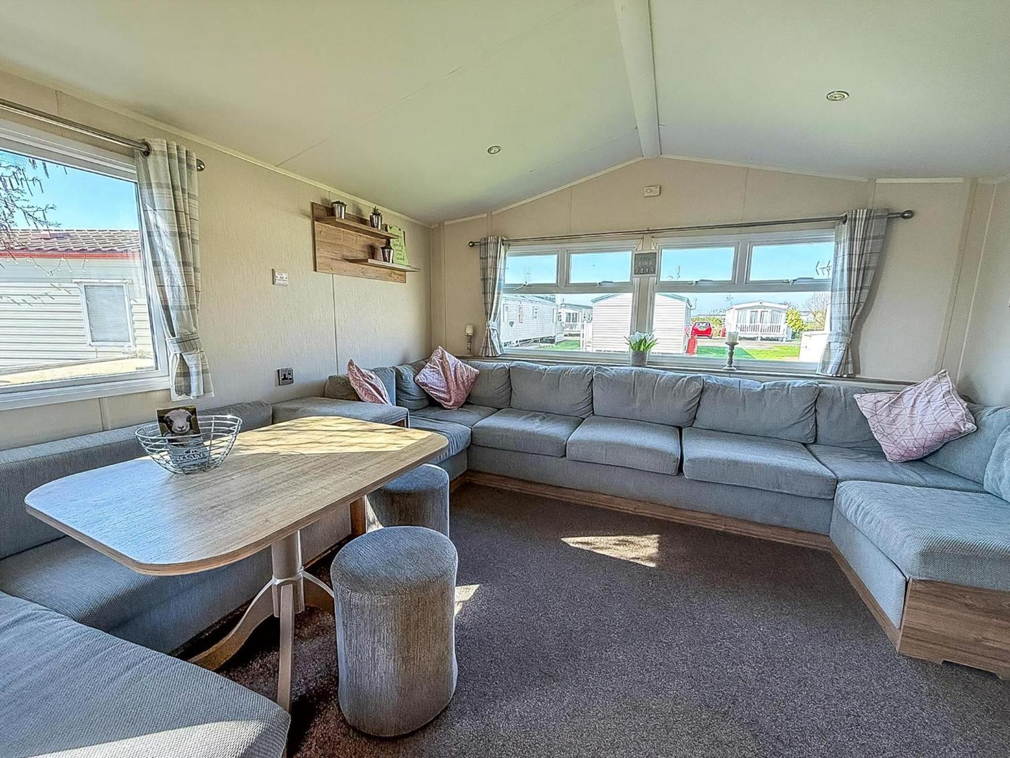 8 Berth Caravan For Hire At St Osyth Beach Ref 28047R Клактън он Сий Екстериор снимка